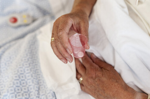 Beschnittene Ansicht der Hand des Patienten, die Tabletten hält - CUF19959