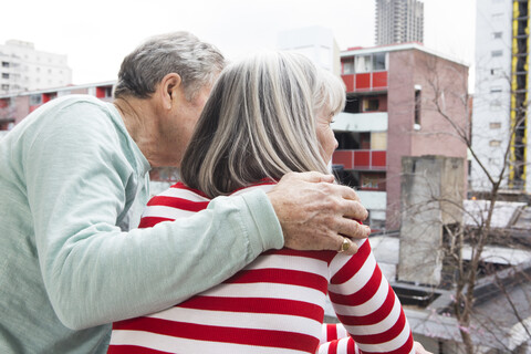 Ehepaar genießt Aussicht auf Balkon, lizenzfreies Stockfoto