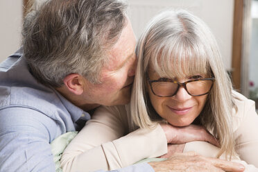 Man whispering into wife's ear - CUF20006