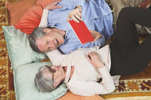 Ehepaar benutzt digitales Tablet auf dem Boden - CUF20010