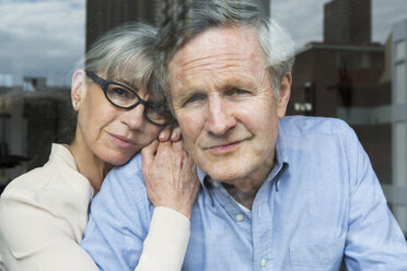 Couple looking through window - CUF20014