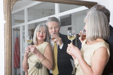 Couple dressed up and having drink in front of mirror - CUF20016