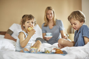 Jungen beim Frühstück im Bett der Eltern - CUF20036