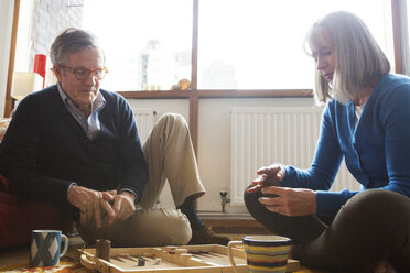 Ehepaar spielt Backgammon auf dem Boden - CUF20067