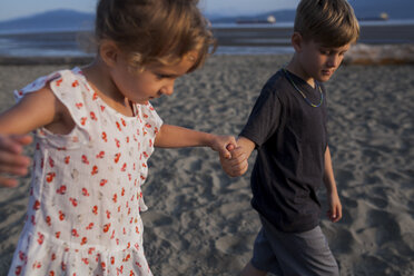 Kinder spielen am Strand, Vancouver, British Columbia, Kanada - ISF07445