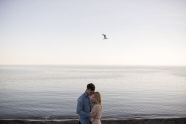 Sich umarmendes Paar am Meer, Ottawa, Ontario - ISF07454