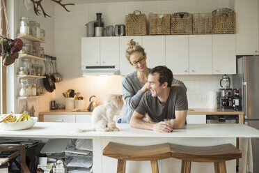 Mittleres erwachsenes Paar mit Katze am Küchentisch - ISF07462
