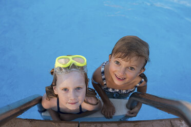 Portrait of two girls in swimming pool - ISF07464