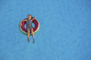 Junges Mädchen im Schwimmbad, entspannt auf aufblasbarem Ring - ISF07466