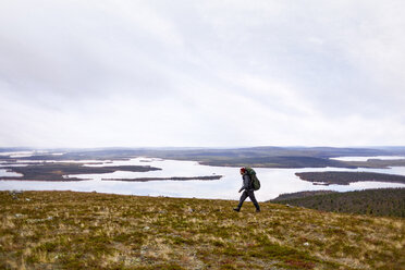 Wanderer am See, Keimiotunturi, Lappland, Finnland - CUF20084