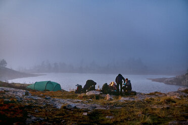 Wanderer beim Ausruhen im Lager, Sarkitunturi, Lappland, Finnland - CUF20098