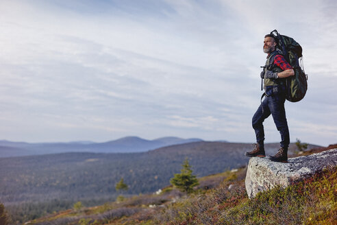 Wanderer genießt Aussicht auf Felsen, Keimiotunturi, Lappland, Finnland - CUF20137