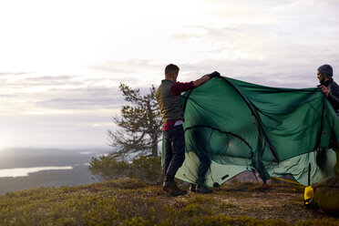 Wanderer schlagen ihr Zelt auf einer Bergkuppe auf, Keimiotunturi, Lappland, Finnland - CUF20138