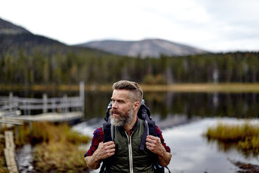 Wanderer mit See im Hintergrund, Kesankijarvi, Lappland, Finnland - CUF20143