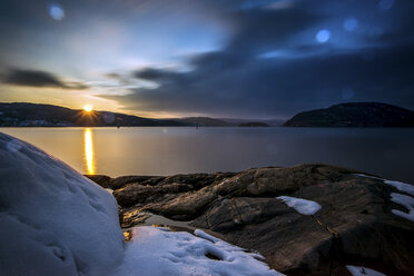 Verschneite Felsen und Sonnenuntergang, Oscarsborg, Drobak, Norwegen - CUF20223