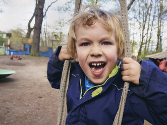 Porträt eines schreienden kleinen Jungen auf dem Spielplatz - MUF01532
