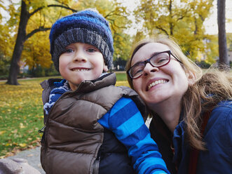 Porträt von Mutter und kleinem Sohn in einem herbstlichen Park - MUF01553