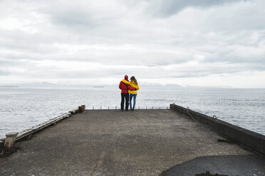 Island, Nordisland, Rückenansicht eines Paares, das auf einem Steg steht und die Aussicht genießt - AFVF00599