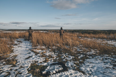 Schweden, Sodermanland, zwei Männer in abgelegener Landschaft im Winter - GUSF00913