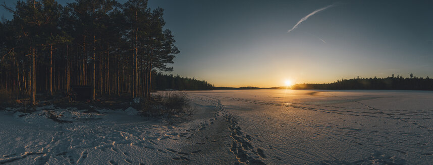 Schweden, Sodermanland, zugefrorener See Navsjon im Winter bei Sonnenuntergang - GUSF00917