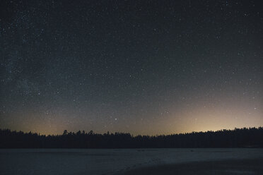 Sweden, Sodermanland, frozen lake Navsjon in winter under starry sky at night - GUSF00919