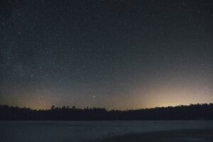 Schweden, Sodermanland, zugefrorener See Navsjon im Winter unter nächtlichem Sternenhimmel - GUSF00919