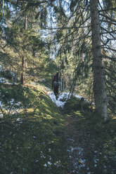 Schweden, Sodermanland, Rucksacktourist beim Wandern im abgelegenen Wald im Winter - GUSF00922