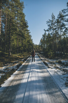Schweden, Sodermanland, Rucksacktourist auf einem Pfad in einem abgelegenen Wald im Winter - GUSF00932