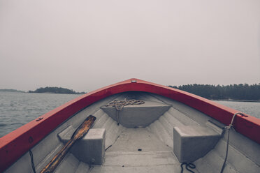 Sweden, Sodermanland, boat on the sea in archipelago landscape - GUSF00940