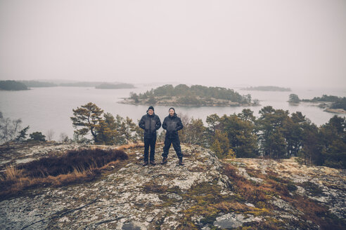 Schweden, Sodermanland, zwei Männer stehen vor einer Schärenlandschaft - GUSF00941