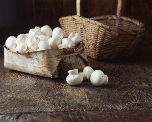 Mushrooms in vintage wooden basket - CUF20385