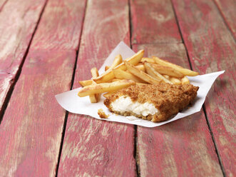 Essen, Fisch, panierter Kabeljau und Pommes frites auf rustikalem, rot lackiertem Holz - CUF20420