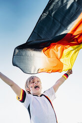 Junge, begeistert von der Fußballweltmeisterschaft, schwenkt die deutsche Flagge - MJF02323