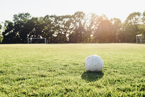 Fußball auf einem Fußballfeld, lizenzfreies Stockfoto