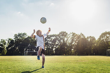 Junge mit deutschem Fußballtrikot spielt Fußball - MJF02330