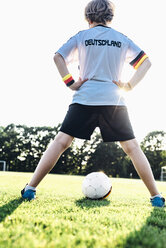 Junge trägt Fußballtrikot mit der Aufschrift Germany auf dem Rücken - MJF02337
