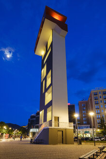 Albanien, Korca, Roter Turm am Theaterplatz - SIEF07781