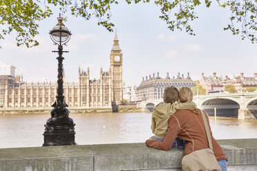 Mutter und Sohn schauen über den Fluss auf Big Ben - CUF20568