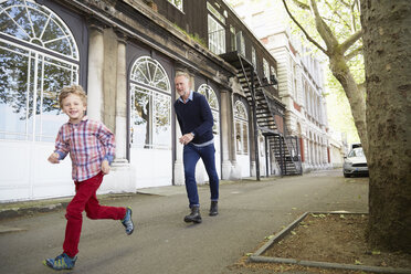 Vater und Sohn laufen auf der Straße - CUF20580