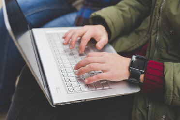 Junge Frau mit Laptop, Mittelteil - CUF20691