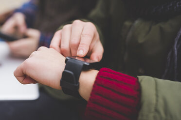 Junge Frau mit Smartwatch, im Freien - CUF20692