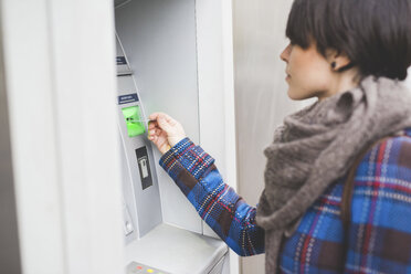 Junge Frau an einem Geldautomaten, Rückansicht - CUF20721