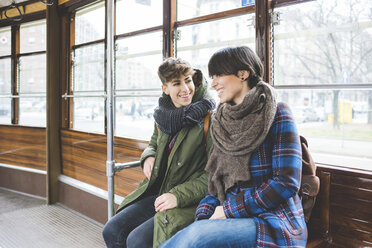 Zwei Schwestern sitzen lächelnd in einer Seilbahn - CUF20733