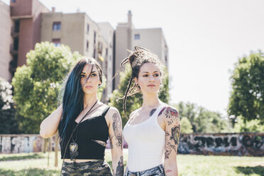 Zwei junge Frauen schauen seitwärts in einem Stadtpark - CUF20826