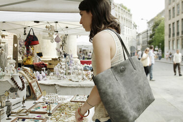 Frau sieht sich Schmuck an einem Marktstand an, Mailand, Italien - CUF20850