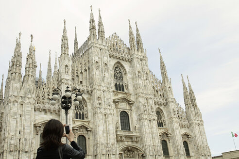 Touristin, die den Mailänder Dom mit ihrem Smartphone fotografiert, Mailand, Italien - CUF20853