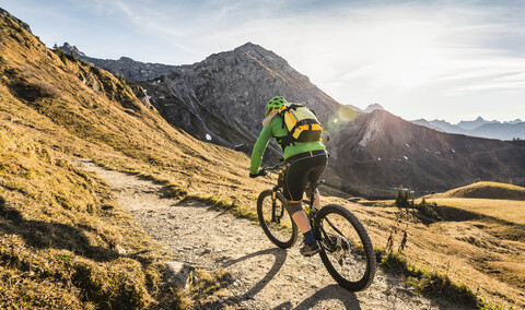 Radfahrer im Mountainbike-Gebiet, Kleinwalsertal, Trails unterhalb der Walser Hammerspitze, Österreich, lizenzfreies Stockfoto