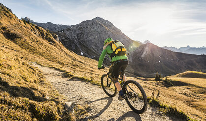 Radfahrer im Mountainbike-Gebiet, Kleinwalsertal, Trails unterhalb der Walser Hammerspitze, Österreich - CUF20861