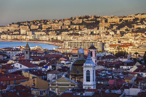 Frankreich, Provence-Alpes-Cote d'Azur, Nizza, Stadtansicht bei Sonnenaufgang, Altstadt im Schatten - ABOF00360