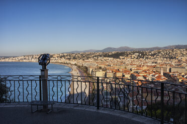 Frankreich, Provence-Alpes-Cote d'Azur, Nizza, Stadtansicht bei Sonnenaufgang, Aussichtspunkt mit Fernrohr auf dem Schlossberg - ABOF00362